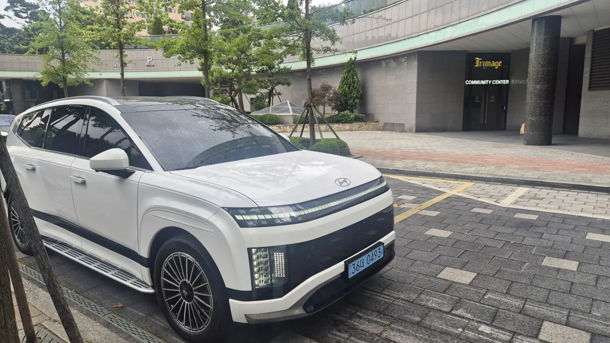 강북 현대자동차 영업사원 상담 — 소형 SUV 주차 모습 크기 비교