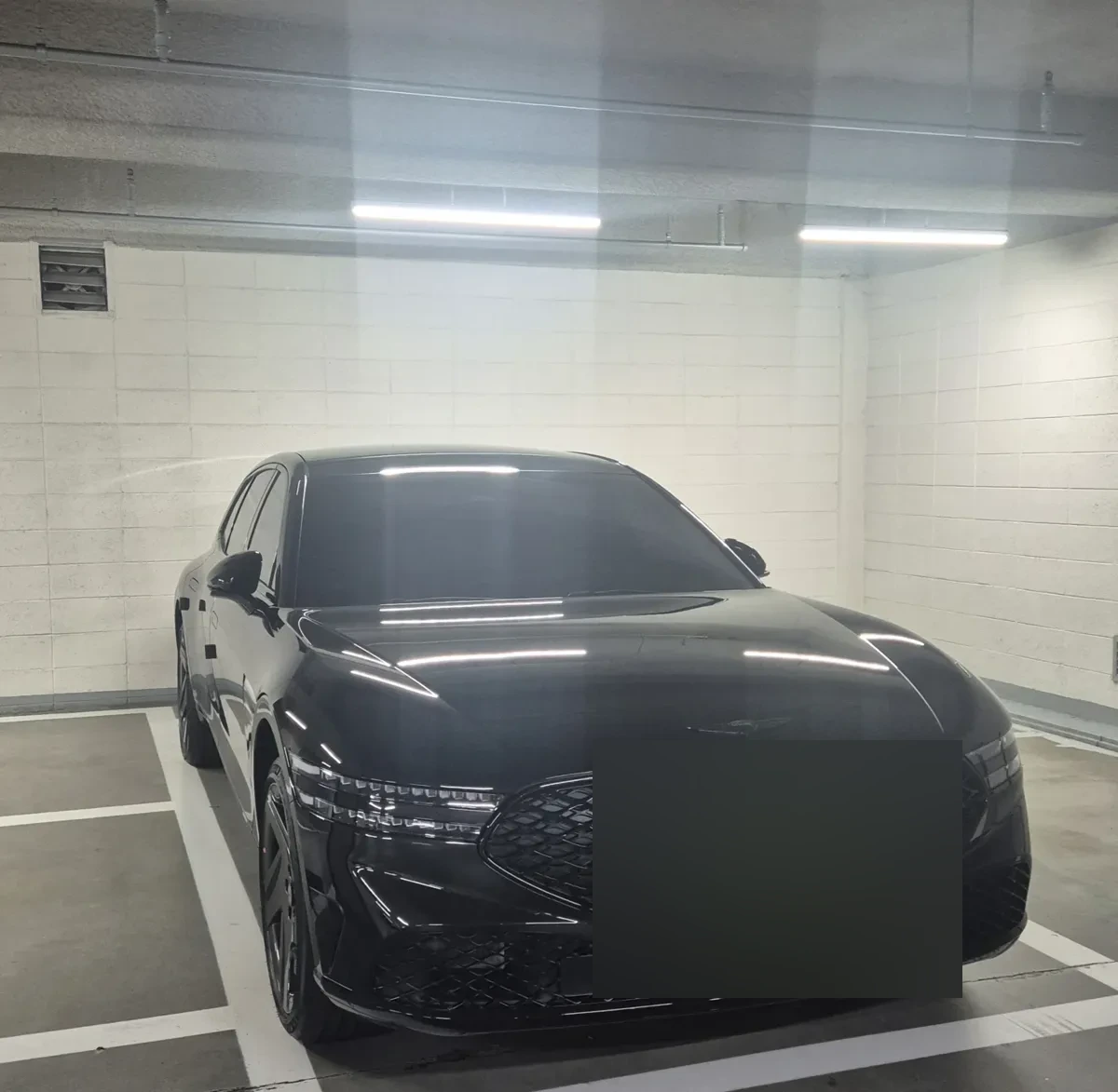 블랙 제네시스 세단 앞모습