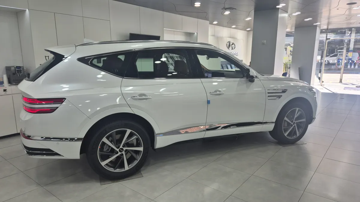 화이트 제네시스 SUV 전시차 후면 측면 모습