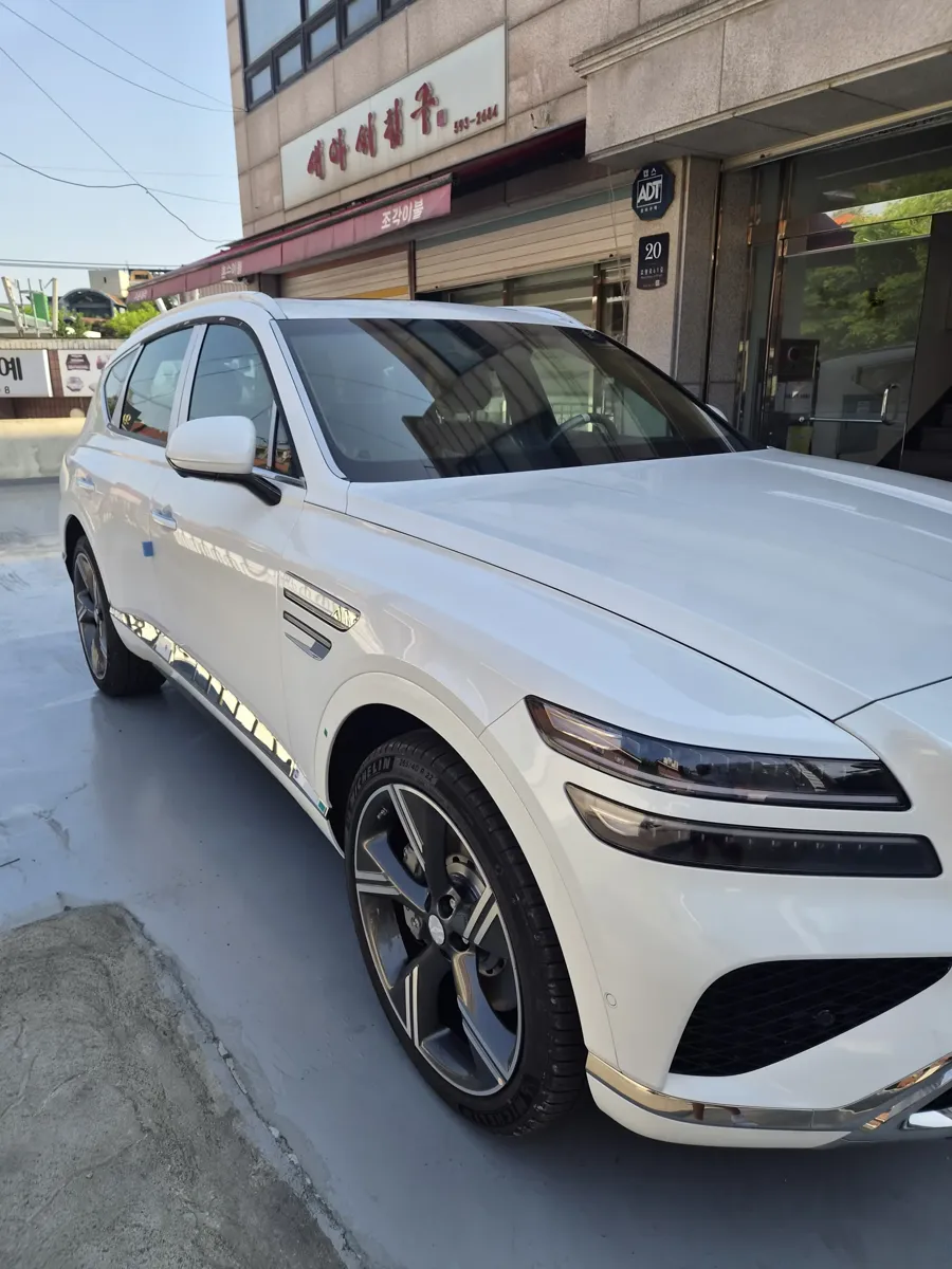 화이트 제네시스 SUV 전면 측면 모습